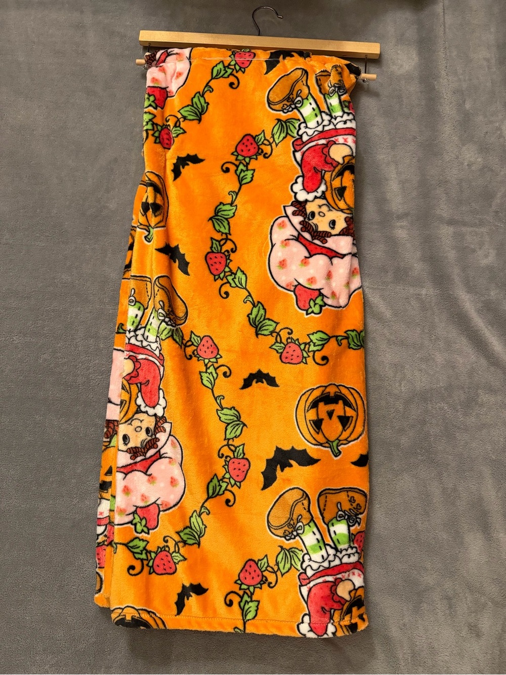 NEW HTF STRAWBERRY SHORTCAKE HALLOWEEN PLUSH THROW BLANKET PUMPKIN FALL CUSTARD